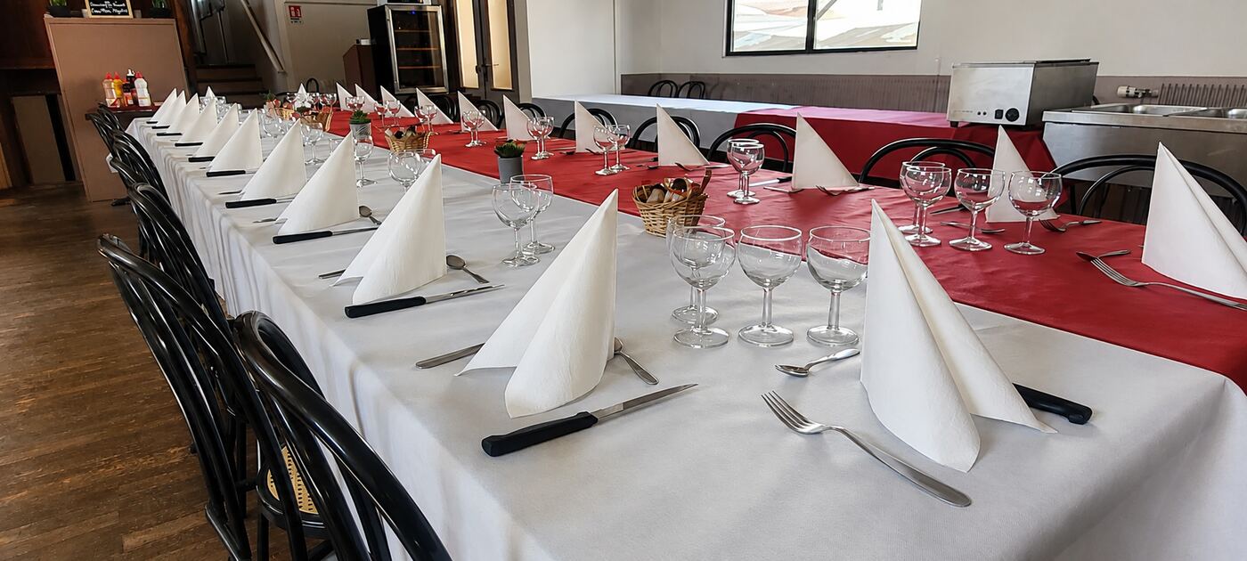 Table de banquet dress&eacute;e